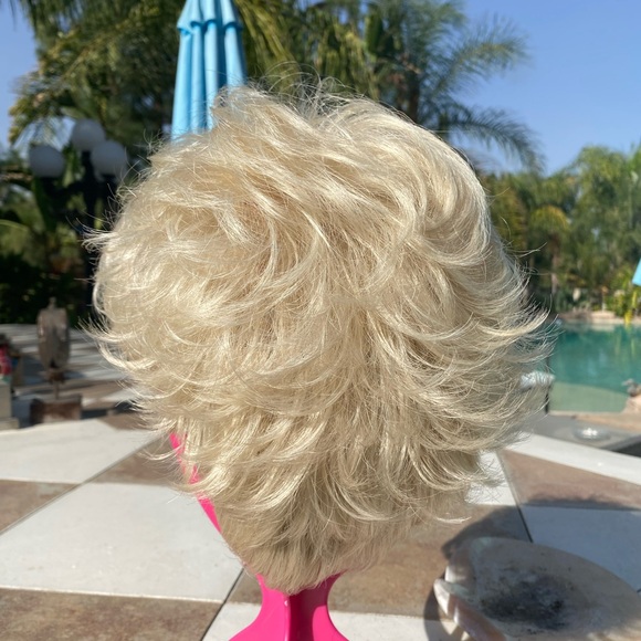 Tony Brattins Inspiration wig in platinum blonde. - Picture 3 of 12